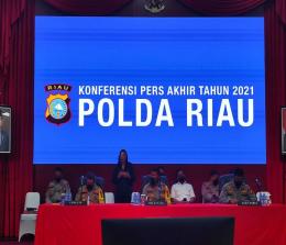 Konferensi pers dan laporan akhir tahun 2021 Polda Riau.